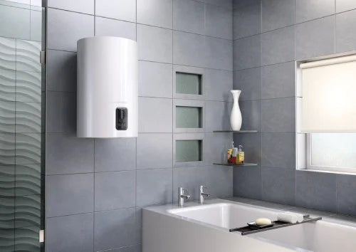 Ariston LYDOS ECO Warmwasserspeicher 🚿 in modernem Badezimmer, effizient und umweltbewusst 💧.