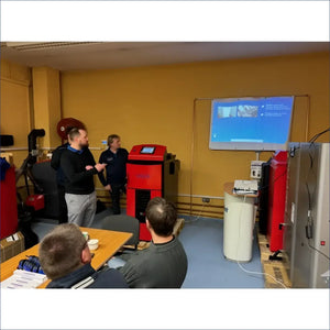 Indoor-Trainingssitzung mit Pelletheizkessel Thermoflux Pelling Eco 25kW/230kg