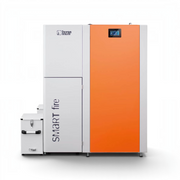GEMA Shop HKS Lazar SmartFire EC21 Pelletkessel mit 21 kW, weißem Gehäuse und orangefarbener Fronttür