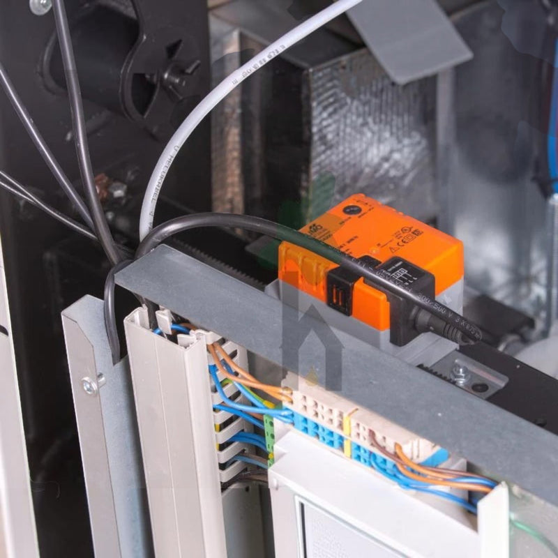 Detailansicht der elektrischen Steuerung und Verkabelung im GEMA Shop HKS Lazar SmartFire SF11 Pelletkessel