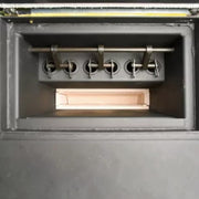 Blick in den Füllraum des GEMA Shop ROJEK PK BIO 20 Holzvergaserkessels mit Reinigungshebeln und Keramik-Brennkammer