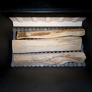 Blick in den großen Füllraum des GEMA Shop ROJEK PK BIO 20 Holzvergaserkessels mit eingelegten Scheithölzern