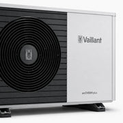 GEMA Shop Vaillant aroTHERM plus Luft-Wasser-Wärmepumpe in Weiß mit schwarzem Lüftergitter und Markenlogo