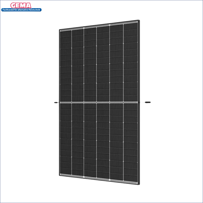 Schwarzes Solarpanel auf der PV-Anlage 8 kWp mit Trina 440Wp Modulen